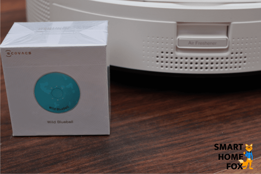 Lufterfrischer des Ecovacs Deebot T9 liegt auf dem Boden hinter dem Saugroboter